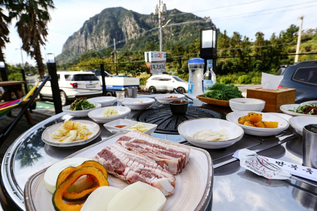 만복흑돼지: 야외 테이블에서 즐기는 흑돼지와 여름 팥빙수