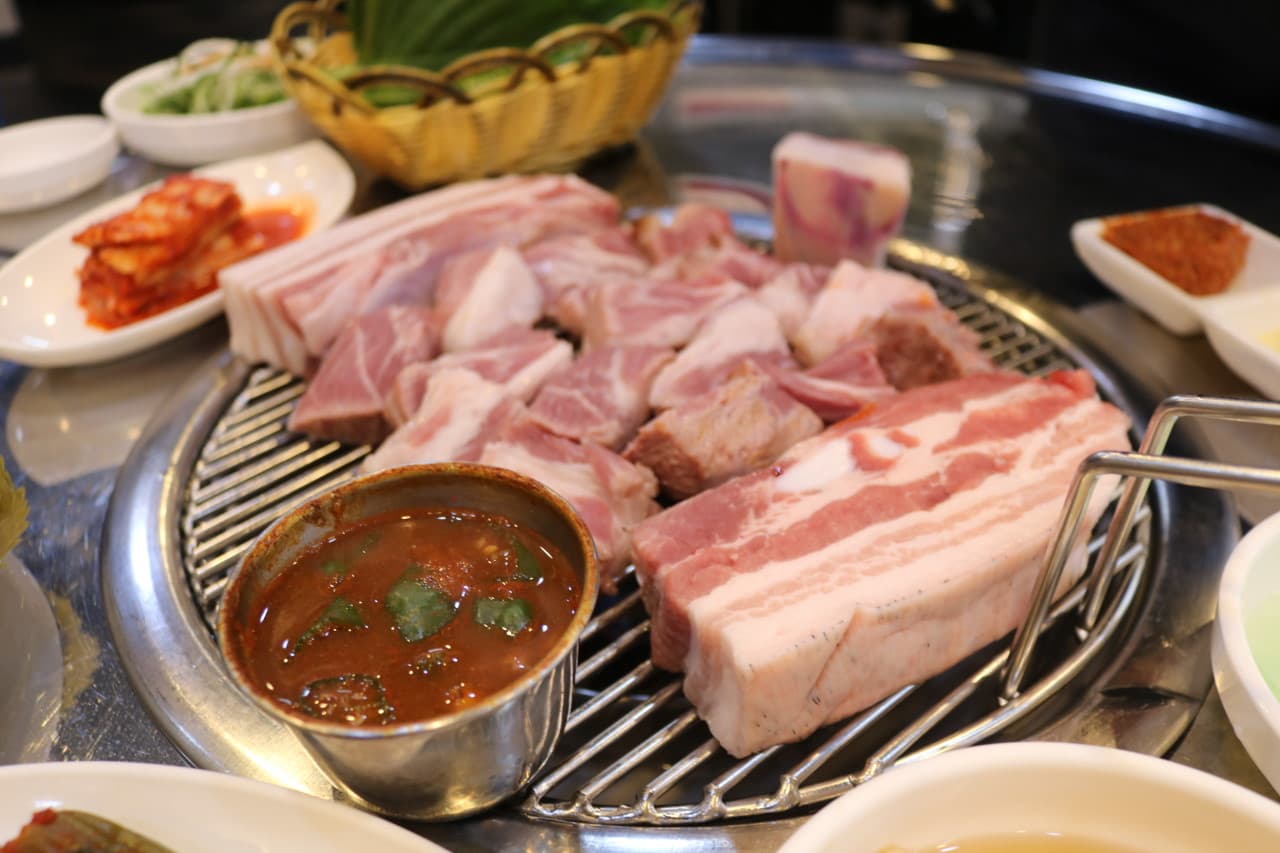 제주도민맛집 형돈 – 이도동 흑돼지 맛집, 연탄불에 구운 진짜 육즙의 맛