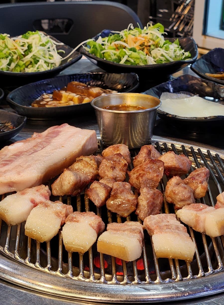 제주도민맛집 형돈 – 이도동 흑돼지 맛집, 연탄불에 구운 진짜 육즙의 맛 사진 3