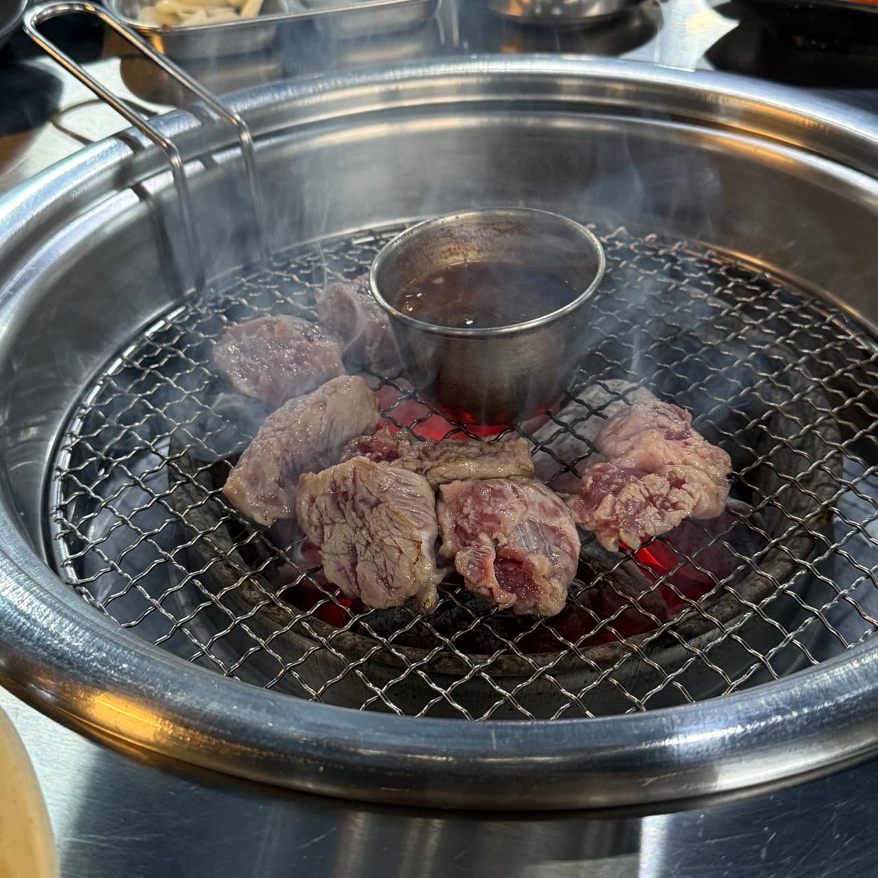 제주도민맛집 돈하루방제주 – 숯불초벌 흑돼지 맛집, 김치찌개 서비스까지? 사진 2
